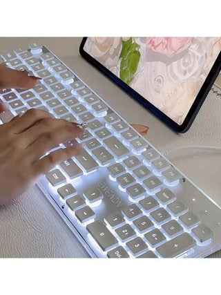 لوحة مفاتيح ألعاب سلكية مع إضاءة LED خلفية، لوحة مفاتيح مكتبية صامتة بحجم كامل باللون الأبيض، تصميم إرجونومي محمول وجد، متوافق مع أجهزة الكمبيوتر والأجهزة المحمولة والأجهزة الطرفية، مناسب لمحترفي الرياضات الإلكترونية والطلاب والمكاتب