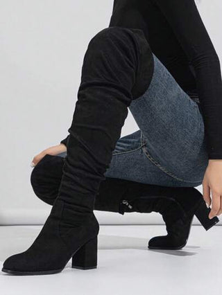 بوت بكعب عالي سميك مصنوعة من الجلد المدبوغ ذات سوستة جانبية تصل إلى أعلى الركبة موديل 2024 الجديد