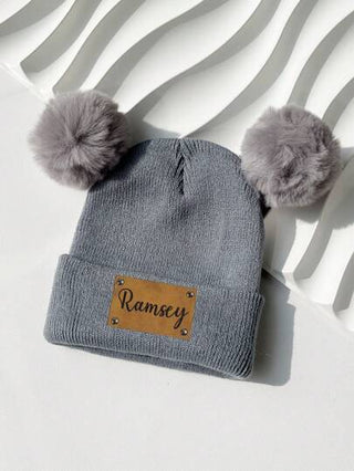 (مخصص) 1 قطعة ملصق جلدي مزخرف بالليزر شخصي، كرة صوفية قبعة صوف مضفر للأطفال، لون الدوبامين، مناسب للارتداء اليومي وهدية عيد الحب وعودة إلى المدرسة في فصل الشتاء للأولاد والبنات