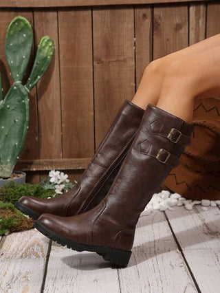 بوت جلدية خيالية باللون الأسود موضة شتاء 2024 للسيدات، مزخرفة بإبزيم، ساق مستقيمة، تصل إلى أعلى الركبة، تخفيفية، باللون البني