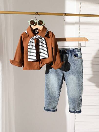 طقم ملابس للأطفال البنين يشمل: ملابس علوية بأكمام طويلة أحادي اللون مع أزرار في الأمام ، معطف بياقة مخططة وجيب ، وبنطلون جينز