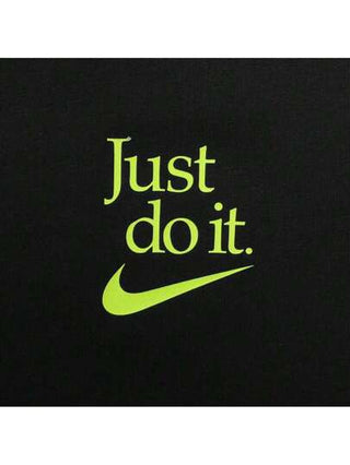 Nike قميص رجالي فيملوزت بياقة V من NSW TStE WIN QUIETLY QST ، رمز الموديل: THV9487-010