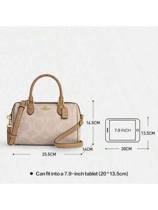 Coach حقيبة بوسطن كبيرة للنساء من روان - حقيبة كروسبودي من الجلد مع شعار العلامة التجارية وإغلاق سحاب باللون البيج/البني ثنائي اللون