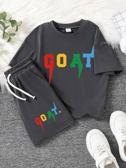 طقم تي شيرت قصير الأكمام وشورت بطباعة رسوم كرتونية للأولاد الصغار