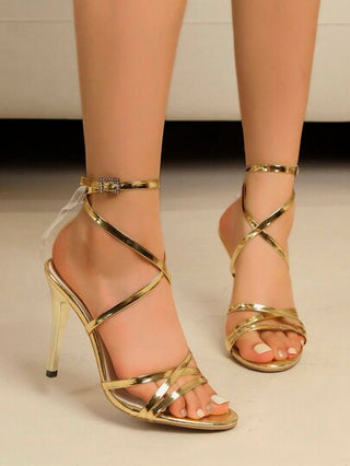 صنادل حريمي ذات كعب عالي وكعب رفيع على شكل سَنْدَل بكعب سَبْكَة، بنعل دائري وأربطة متقاطعة وبإبزيم واحد، موضة جديدة لعام 2025