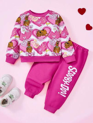 SCOOBY-DOO X SHEIN طقم بنطلون وبلوفر طويل الأكمام للبنات وحديث الولادة ملون بالوردي به طباعة كرتونية للقلوب والحروف والكلاب، جميل وحلو