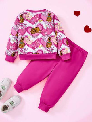 SCOOBY-DOO X SHEIN طقم بنطلون وبلوفر طويل الأكمام للبنات وحديث الولادة ملون بالوردي به طباعة كرتونية للقلوب والحروف والكلاب، جميل وحلو