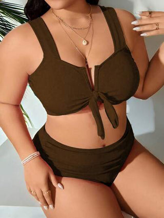 SHEIN Swim Curve مجموعة تتكون من قطعتين من البيكيني زائد الحجم بأشرطة قابلة للتعديل وربطة عقدة الفراشة للصيف، باللون البني