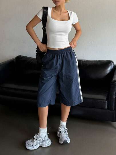 DAZY بلوزة نسائية قصيرة الأكمام وعنق مربع ، موحد اللون ، تناسب الجسم ، للاستخدام اليومي العادي ، بلوزات قصيرة للنساء