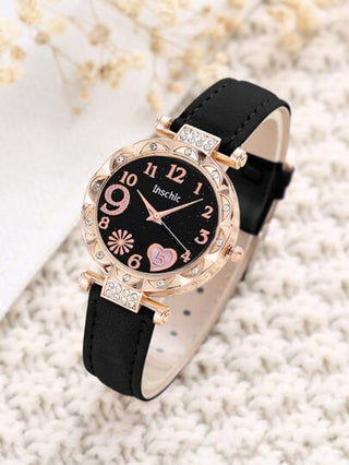 مجموعة ساعات وسوار 6/5 قطعة، تتضمن: 6 ساعات بسوار جلدي ووقرص من كوارتز وأنماط نجمية، و5 أساور بشخصيات قلب وأشكال هندسية وأوراق ، مناسبة لارتداء اليومي والمناسبات الرسمية والأعياد كهالوين وعيد الميلاد