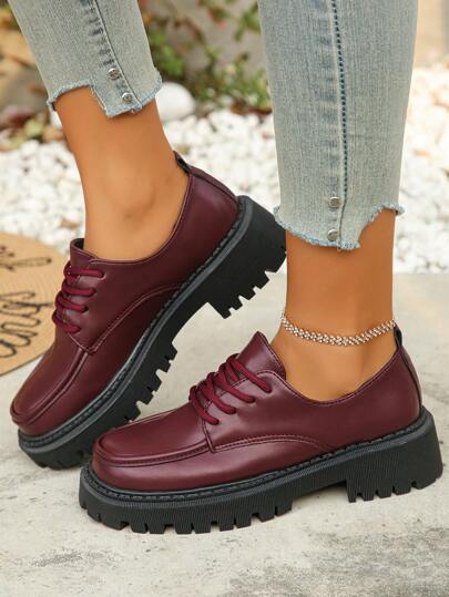 أكسفورد نسائية بنعل سميك وسُّلالم أسودة، بتصميم بريطاني بلمسة جين كيرشنرJK بمقدمة مستديرة، لفصل الربيع 2024 الجديد