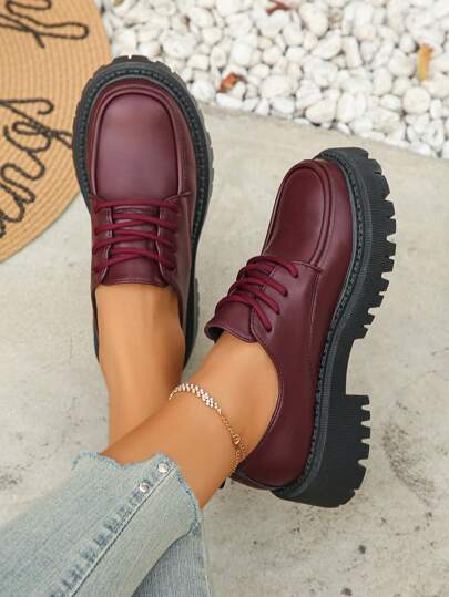 أكسفورد نسائية بنعل سميك وسُّلالم أسودة، بتصميم بريطاني بلمسة جين كيرشنرJK بمقدمة مستديرة، لفصل الربيع 2024 الجديد