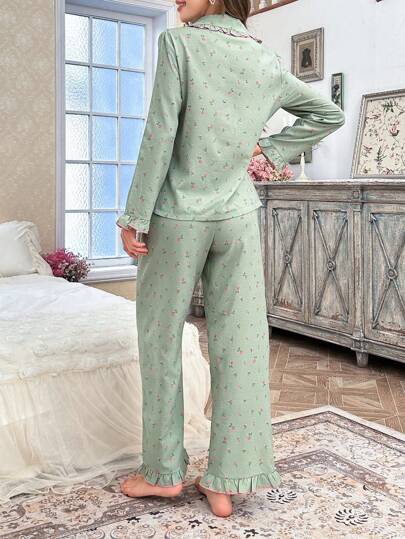 CottageSlumber بيجاما بأكمام طويلة وياقة قصيرة ذات تصميم زهور صغيرة وكشكشة ذات أزرار أمامية