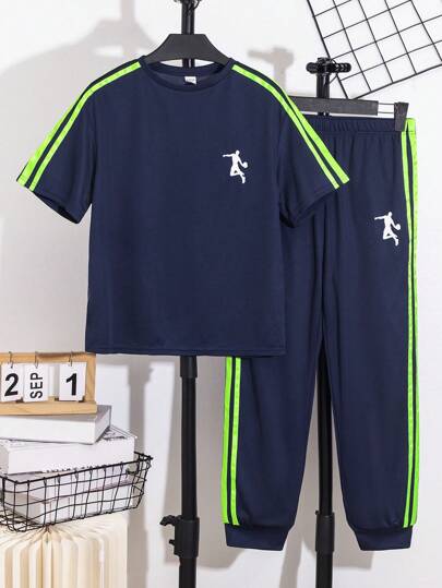 SHEIN مجموعة ملابس قصيرة الأكمام من القميص والبنطال بتصميم شريطي رياضي للأولاد الصغار 2 قطعة/مجموعة، تي شيرت عيد الحب، ملابس أطفال لعيد الحب