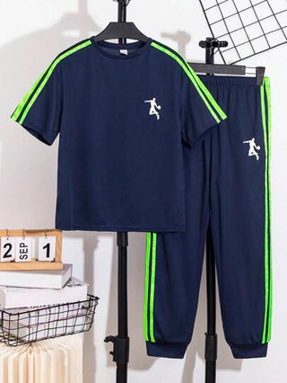 SHEIN مجموعة ملابس قصيرة الأكمام من القميص والبنطال بتصميم شريطي رياضي للأولاد الصغار 2 قطعة/مجموعة، تي شيرت عيد الحب، ملابس أطفال لعيد الحب