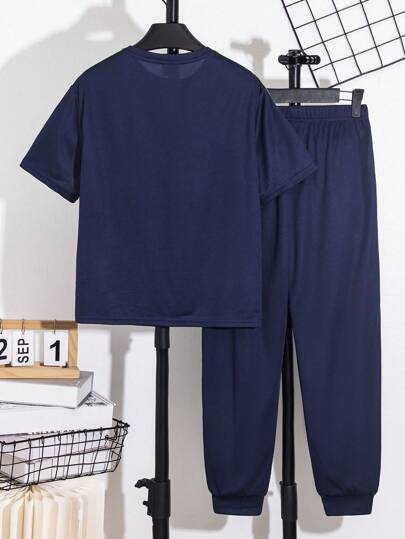 SHEIN مجموعة ملابس قصيرة الأكمام من القميص والبنطال بتصميم شريطي رياضي للأولاد الصغار 2 قطعة/مجموعة، تي شيرت عيد الحب، ملابس أطفال لعيد الحب