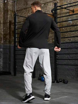 Manfinity Sport Corelite تي شيرت كاجوال رياضي بياقة عالية وأكمام طويلة مطبوع عليه حرف، تصميم بسيط