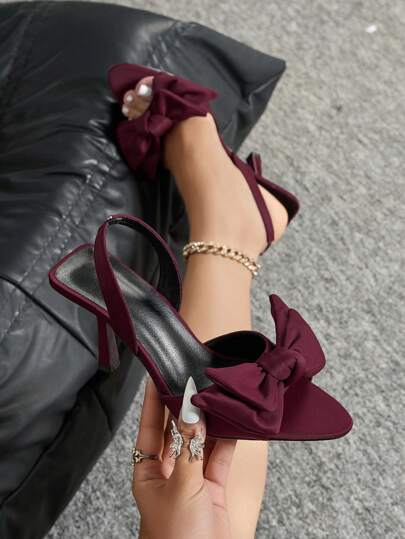 صنادل نسائية ذات كعب عالي من الساتان مزينة بالفراشات، ذات أصبع مدبب وحزام مطاطي خلفي، أنيقة للحفلات والارتداء اليومي، صالحة للصيف والخريف، باللون البرغندي
