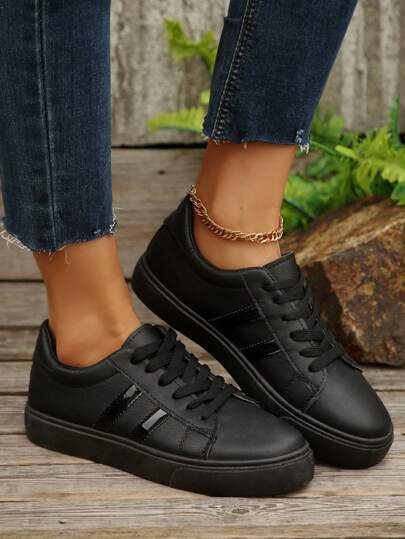 أحذية رياضية كاجوال سوداء مسطحة إصدار جديد من المقاسات الكبيرة، أحذية رياضية مريحة كمدرسية للطلاب بموضة عصرية، أحذية رياضة مرتبطة بالأربطة بيضاء مريحة