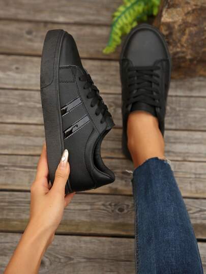 أحذية رياضية كاجوال سوداء مسطحة إصدار جديد من المقاسات الكبيرة، أحذية رياضية مريحة كمدرسية للطلاب بموضة عصرية، أحذية رياضة مرتبطة بالأربطة بيضاء مريحة