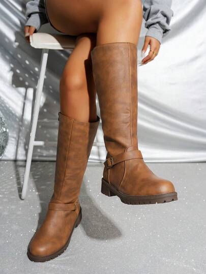 البوت الطويل طيات الركبة للنساء بأسلوب بسيط، بوت ركوب بحجم كبير بتصميم بريطاني مزين بإبزيم مربع مريح مانع للانزلاق متعدد الاستخدامات