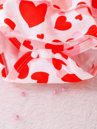 SHEIN 2 قطعة مجموعة سروال ذو حافة مكشكشة وأعلى بقصة حمالة للأطفال الإناث مع طباعة الشكل القلب