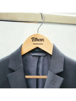 طقم علاقة ملابس زفاف مخصصة، علاقات لحفلات الزفاف للعروس والإكرام، علاقات ملابس منحوتة، مصنوعة من خشب صلب يدوي، مناسبة لاحتفالات الزفاف وعرض الفساتين ، مقاومة للماء ومقاومة للعفن ، أنيقة ، جذابة ، مخصصة جودة عالية ، هدية مثالية لها/له ، الصديق ، الأب ، ا