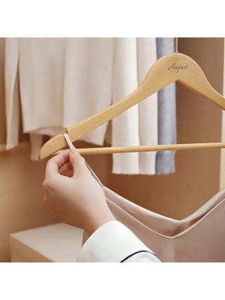 طقم علاقة ملابس زفاف مخصصة، علاقات لحفلات الزفاف للعروس والإكرام، علاقات ملابس منحوتة، مصنوعة من خشب صلب يدوي، مناسبة لاحتفالات الزفاف وعرض الفساتين ، مقاومة للماء ومقاومة للعفن ، أنيقة ، جذابة ، مخصصة جودة عالية ، هدية مثالية لها/له ، الصديق ، الأب ، ا