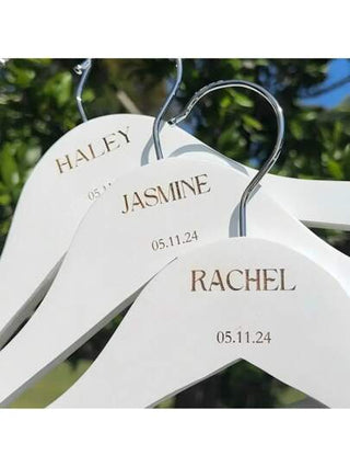 طقم علاقة ملابس زفاف مخصصة، علاقات لحفلات الزفاف للعروس والإكرام، علاقات ملابس منحوتة، مصنوعة من خشب صلب يدوي، مناسبة لاحتفالات الزفاف وعرض الفساتين ، مقاومة للماء ومقاومة للعفن ، أنيقة ، جذابة ، مخصصة جودة عالية ، هدية مثالية لها/له ، الصديق ، الأب ، ا