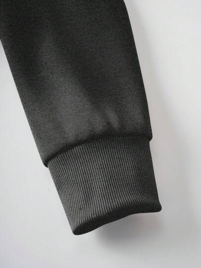 Manfinity Homme هوودي طويل الأكمام أحادي اللون بجيب للرجال كبار الحجم، بتصميم بسيط وكاجوال