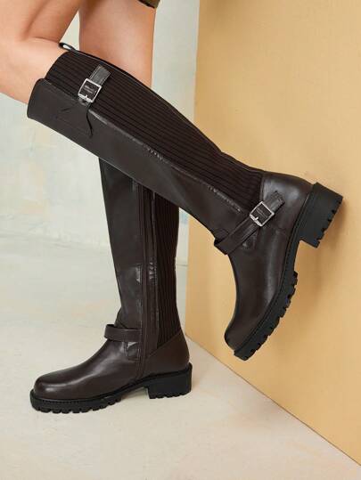 MOTF PREMIUM بوت فوق الركبة سميكة الأرضية باللون البني التحميلة، بتصميم ضمني متعدد الاستخدامات، مريحة ومناسبة للتنقل، في تناسق لون القهوة واللوحات ،مناسبة لأجواء عيد الميلاد ورأس السنة، وموسم الخريف والشتاء