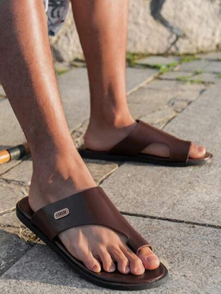 صنادل رجالية كاجوال عصرية مسامية خفيفة الوزن غير انزلاقية مفتوحة الأصبع مناسبة للارتداء بالخارج ، الحفلات والأحداث التجارية والعطلات بتصميم أوحد ذو جودة عالية