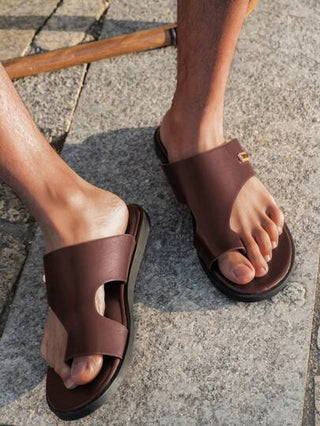 صنادل رجالية كاجوال عصرية مسامية خفيفة الوزن غير انزلاقية مفتوحة الأصبع مناسبة للارتداء بالخارج ، الحفلات والأحداث التجارية والعطلات بتصميم أوحد ذو جودة عالية