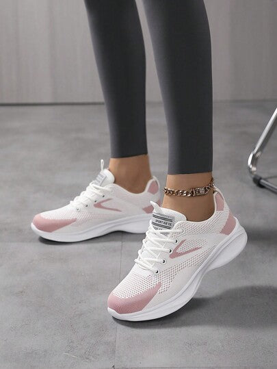 أحذية رياضية كاجوال للسيدات - أحذية جري تنفس مصنوعة من الشبكة مع تصميم ربطة أمامية ناعمة وراحة, بنقشة هندسية, ذات علامة تجارية منخفضة مناسبة لجميع المواسم باللون الرمادي/الأبيض/الأخضر مع نعل إم دي - تنظيف يدوي أو جاف فقط