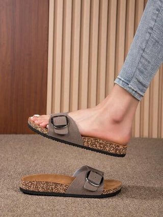 تصميم جديد للنساء ذوات المقاسات الكبيرة ، صندل أبيض ناعم من البولي يوريثان مع نعل من الفلين الناعم ، مناسب للاستخدام في الداخل والخارج ، مريح وخفيف الوزن ، مقاوم للانزلاق ومقاوم للروائح الكريهة ، صندل مسطح