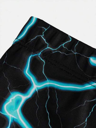 مايوه أولادي طقم تي شيرت بأكمام طويلة مزين برسمة البرق والحروف ، وشورت ضيق بحجم قطعتين مناسب للأولاد للاستخدام في العطلات الصيفية، للعب في الخارج، للشاطئ والسباحة