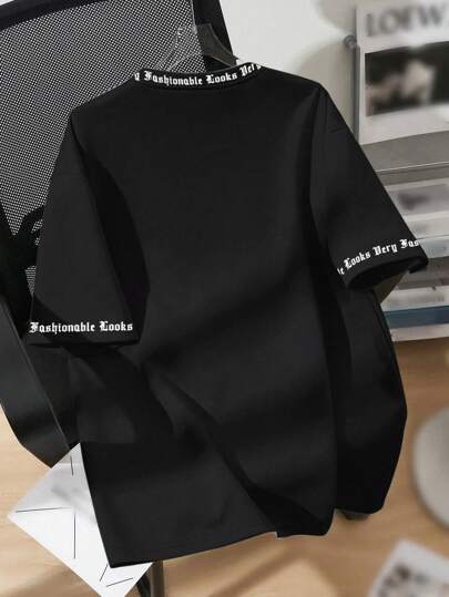 SHEIN تي شيرت كاجوال بأكمام قصيرة ورقبة دائرية بأسلوب خطوط الأنجليكا الجوتية لأولاد المراهقين، مناسب للصيف بتصميم عصري وشخصية مستقلة وجريئة