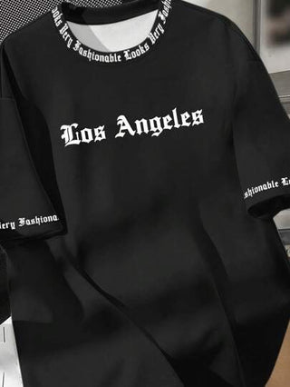 SHEIN تي شيرت كاجوال بأكمام قصيرة ورقبة دائرية بأسلوب خطوط الأنجليكا الجوتية لأولاد المراهقين، مناسب للصيف بتصميم عصري وشخصية مستقلة وجريئة