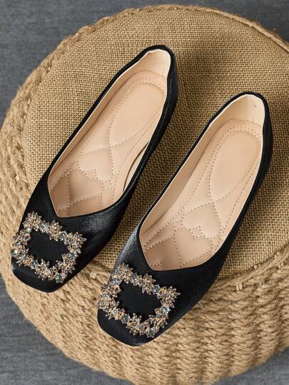 احذية زفاف/حفلات نسائية مريحة للربيع خفيفة الوزن كعب مسطح مربع الرأس سهلة الارتداء مزينة بالراينستون باللون الأحمر