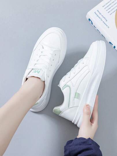 حذاء رياضي للنساء بنعل سميك مقاس 2025 أبيض مربوط بالسيور، أحذية منصة عصرية للإستخدام اليومي مقاومة للماء، للربيع/الخريف