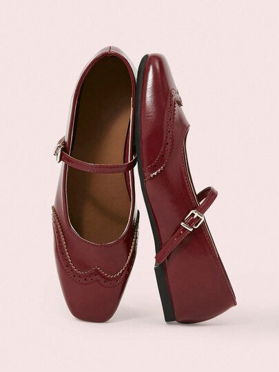 CUCCOO DOLLMOD حذاء بالرينا بمقدمة مستديرة من الجلد الأحمر اللامع مع إبزيم ومسامير، شقق ناعمة للاستخدام الرسمي في العمل في عيد الحب