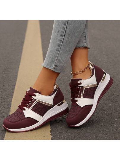 أحذية رياضية عرضية بنعل أحمر مزخرف بطبعات مختلطة ونسيج دانتيل للنساء