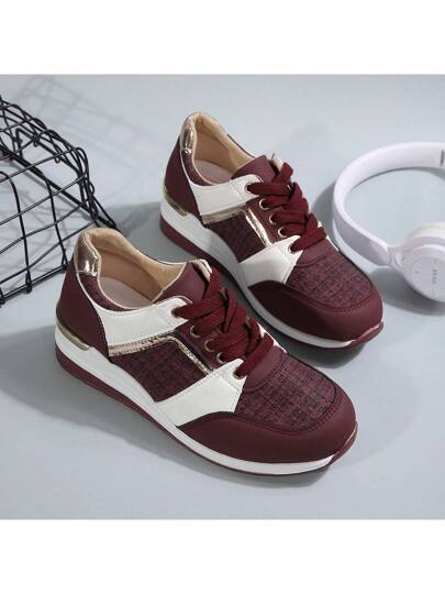 أحذية رياضية عرضية بنعل أحمر مزخرف بطبعات مختلطة ونسيج دانتيل للنساء