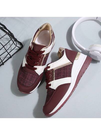 أحذية رياضية عرضية بنعل أحمر مزخرف بطبعات مختلطة ونسيج دانتيل للنساء