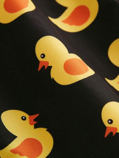 مايوه أولادي شورت بشكل بناطيل سباحة للأولاد مناسبة للسفر والاصطياف والسباحة والرياضة، بنقشة بطة كاجوال، نسيج ضيق معالج بقطع مختلفة وملون بلون أحادي، بغطاء داخلي معتدل