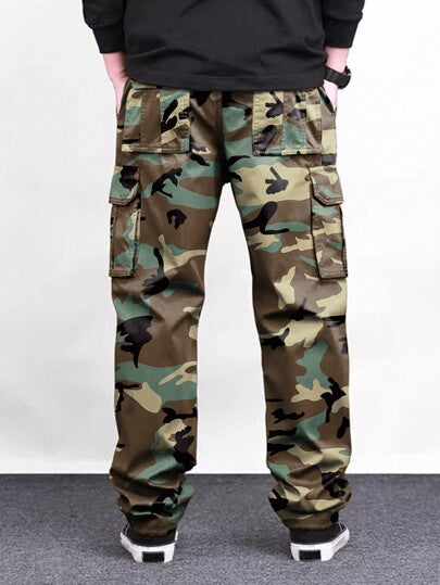 Manfinity Homme بنطلون رجالي بجيوب ذو رباطات أمامية بطبعة كامو بسيطة للارتداء اليومي العادي