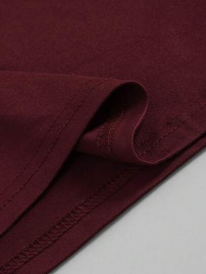 Manfinity Homme تيشيرت رجالي بياقة مستديرة وأكمام قصيرة مطبوع عليه حروف، طبعة عادية للارتداء اليومي