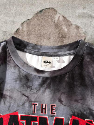 BATMAN X SHEIN 85th تي شيرت تي شيرت فضفاض بطباعة صبغ التايد لأسلوب الشارع الكاجوال للأولاد المراهقين، مناسب لجميع الفصول