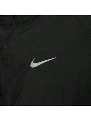 Nike معطف رجالي للاستخدام العادي، بنمط مرسوم مزود بقبعة للرياضة واللياقة البدنية، معطف خارجي مريح وقابل للتنفس للاستخدام الخارجي