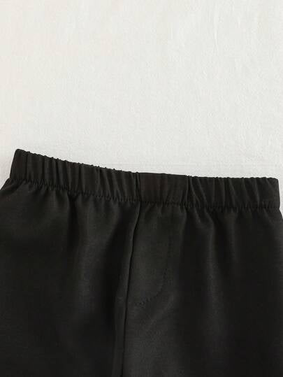 SHEIN Playful Pals بنطلون أسود للأطفال الرضع، متعدد الاستخدامات ومناسب للأطفال لارتدائه في أي مناسبة، ويمكن ارتداؤه في أي فصل. الوسط الأمامي به أزرار زخرفية لإضافة مزيد من تفاصيل التصميم إلى الملابس